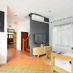 The Orange Villa Near Beach 海灘附近的家庭別墅