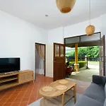 The Orange Villa Near Beach 海灘附近的家庭別墅