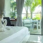 Pool Access Everything Walking Distance C112