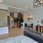 The Olive Studio Room At Chic Condominium