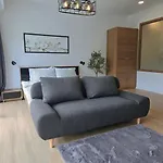 The Olive Studio Room At Chic Condominium