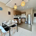 Cozy 2 Bedrooms Walk To Beach