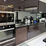 V166 Luxury With Ocean Views & Private Rooftop Jacuzzi