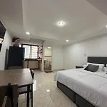 Patong Condotel - 8Th Floor - 28 Sqm - King Bed, Kitchen, Private Bathroom, Seating Area, Tv With Free Wifi, Walking Distance To The Beach