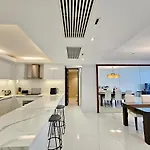Stylish 2 Bedroom Apartment With Pool Access In Surin