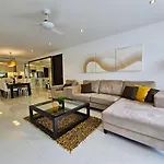Stylish 2 Bedroom Apartment With Pool Access In Surin