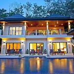 Villa Pagarang 6 Bed Beautiful Poolside Dining Area