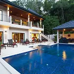 Villa Pagarang 6 Bed Beautiful Poolside Dining Area