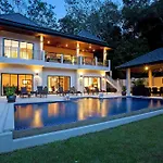 Villa Pagarang 6 Bed Beautiful Poolside Dining Area