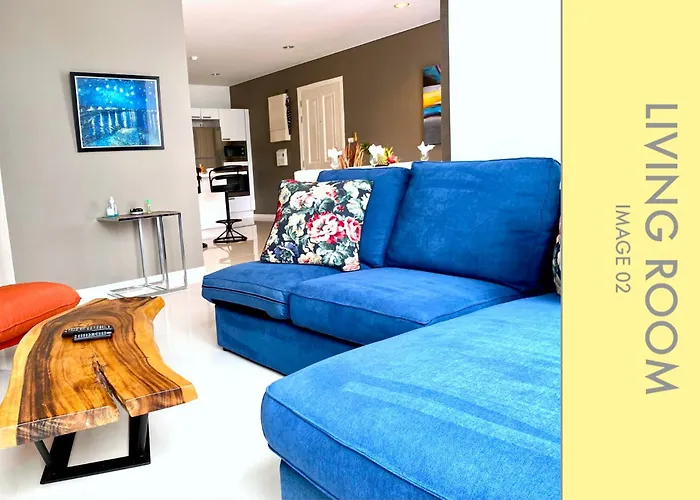 Stylish 2-Bedroom Condo W. Pool View