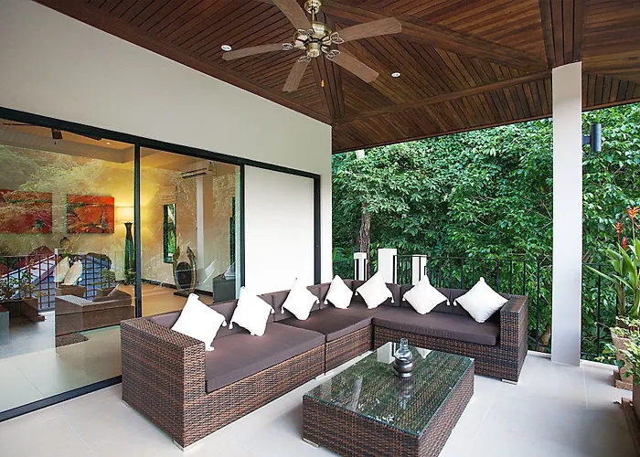 Villa Pagarang 6 Bed Beautiful Poolside Dining Area