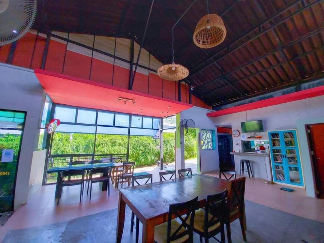 Six Pack Hostel *