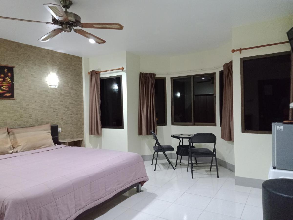 Living & Cafe Bar Rumah tetamu *