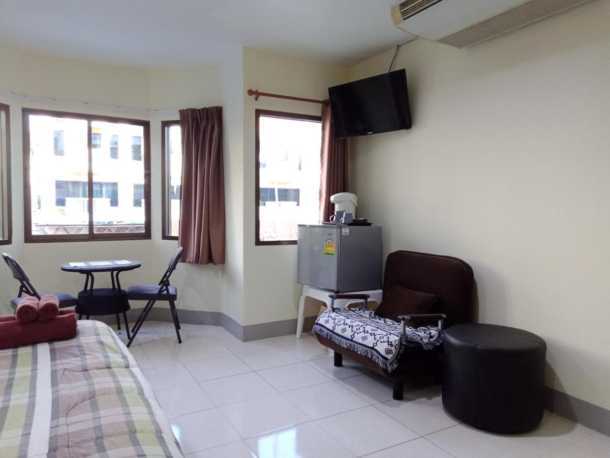 Rumah tetamu Living & Cafe Bar Karon