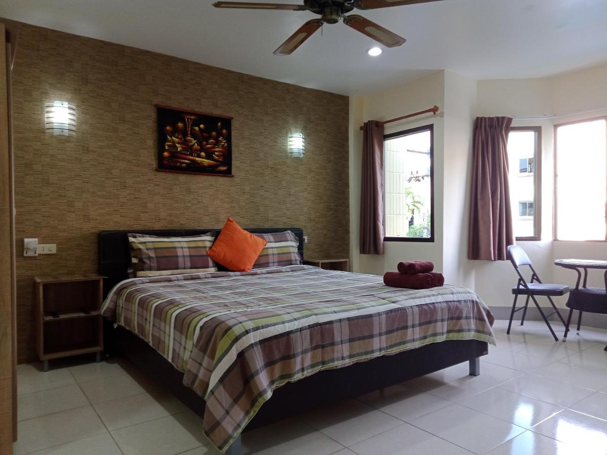Rumah tetamu Living & Cafe Bar Karon
