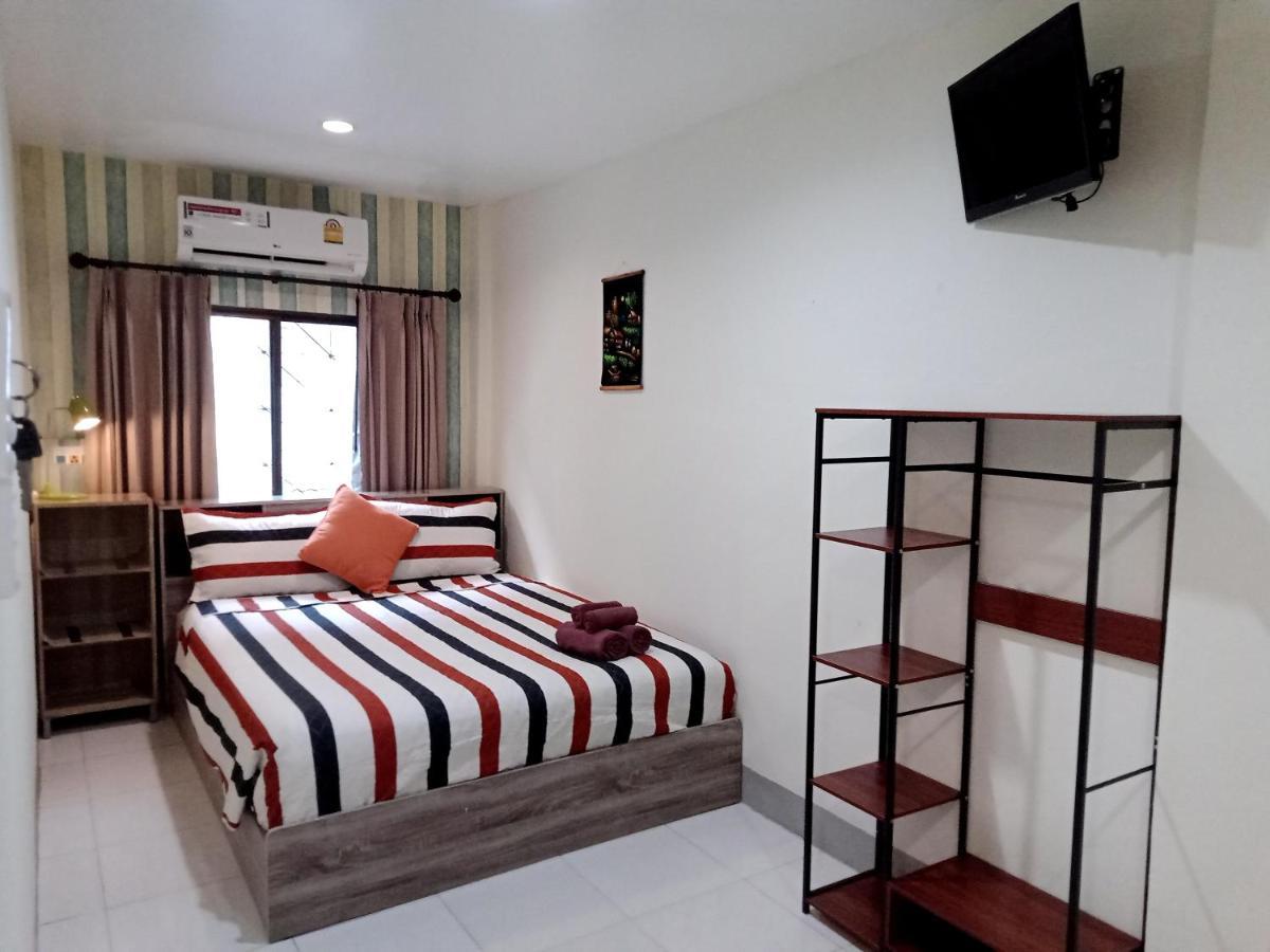 Rumah tetamu Living & Cafe Bar Karon