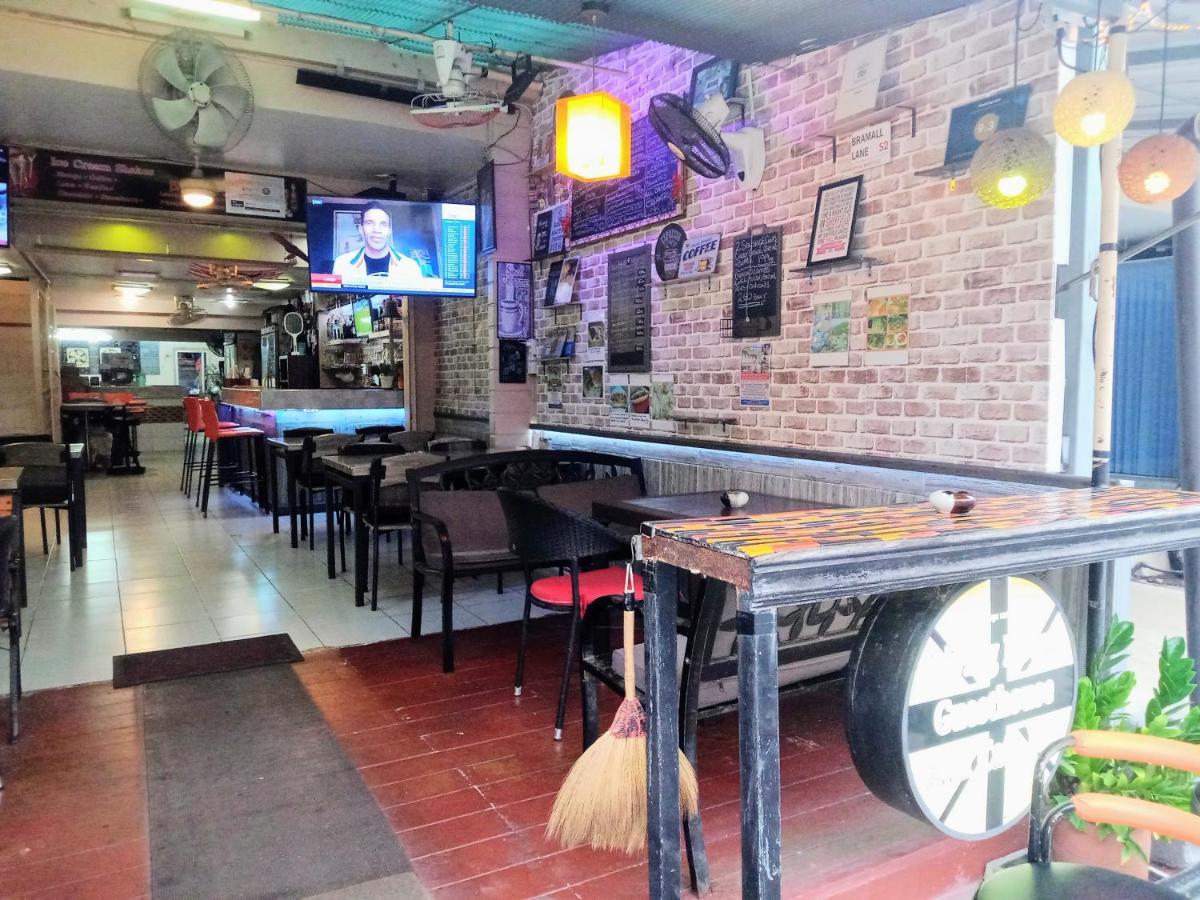Rumah tetamu Living & Cafe Bar