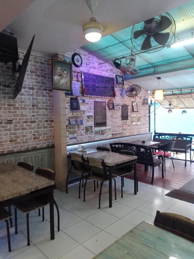 Living & Cafe Bar Rumah tetamu