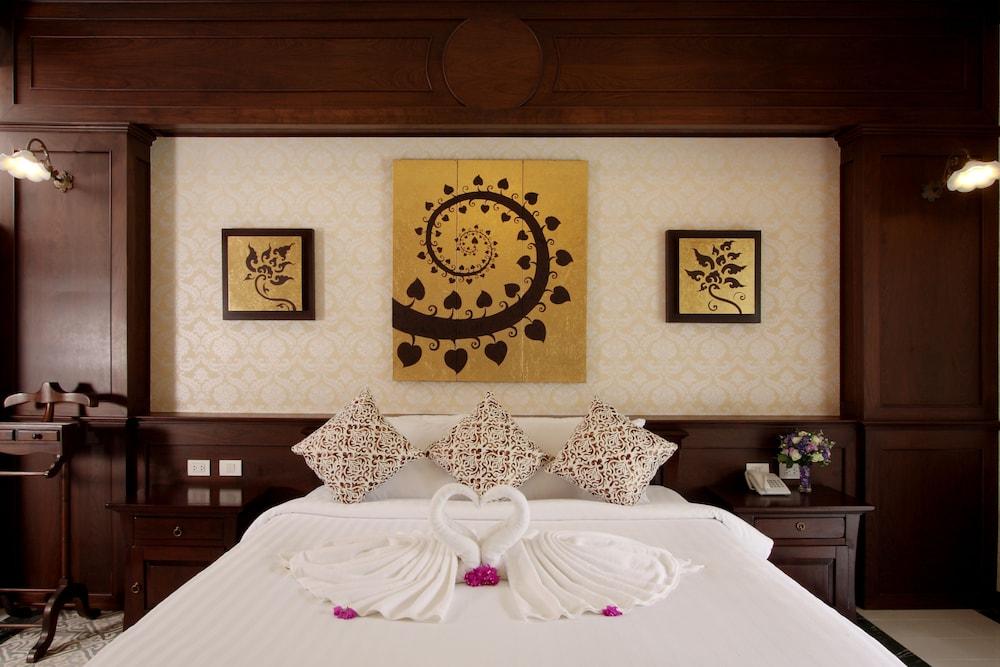 Hotel Racha Island
