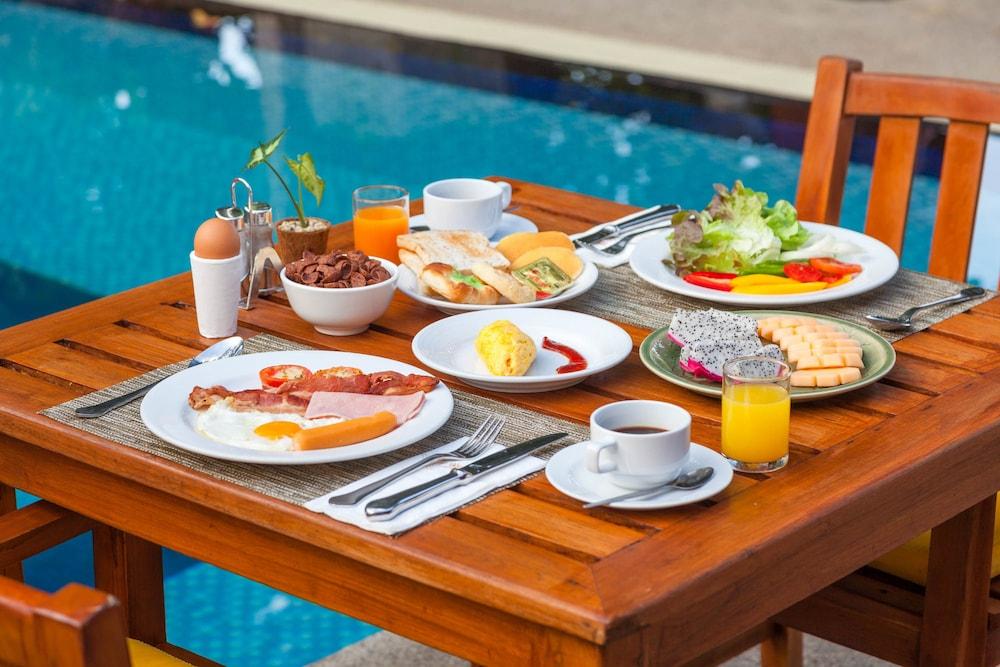 Hotel By The Sea 3*