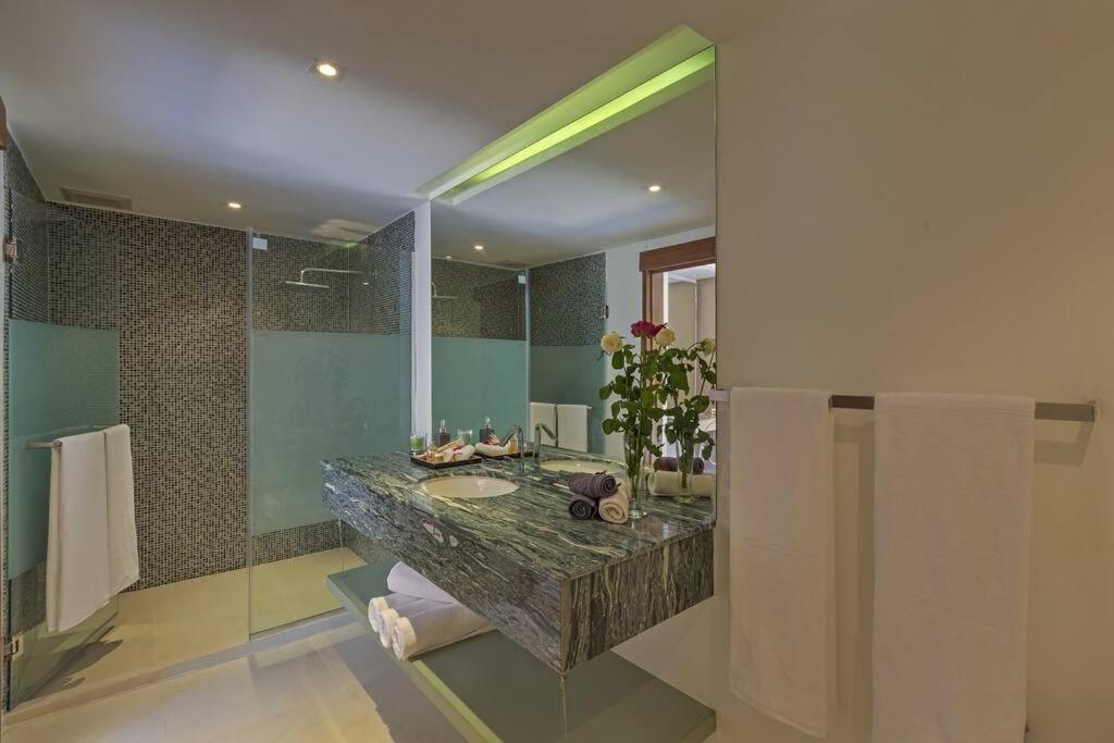 Villa Sunyata - Phuket Oceanfront 8-bedroom Luxury - 5-minute Walk To Kata Beach (Phuket)