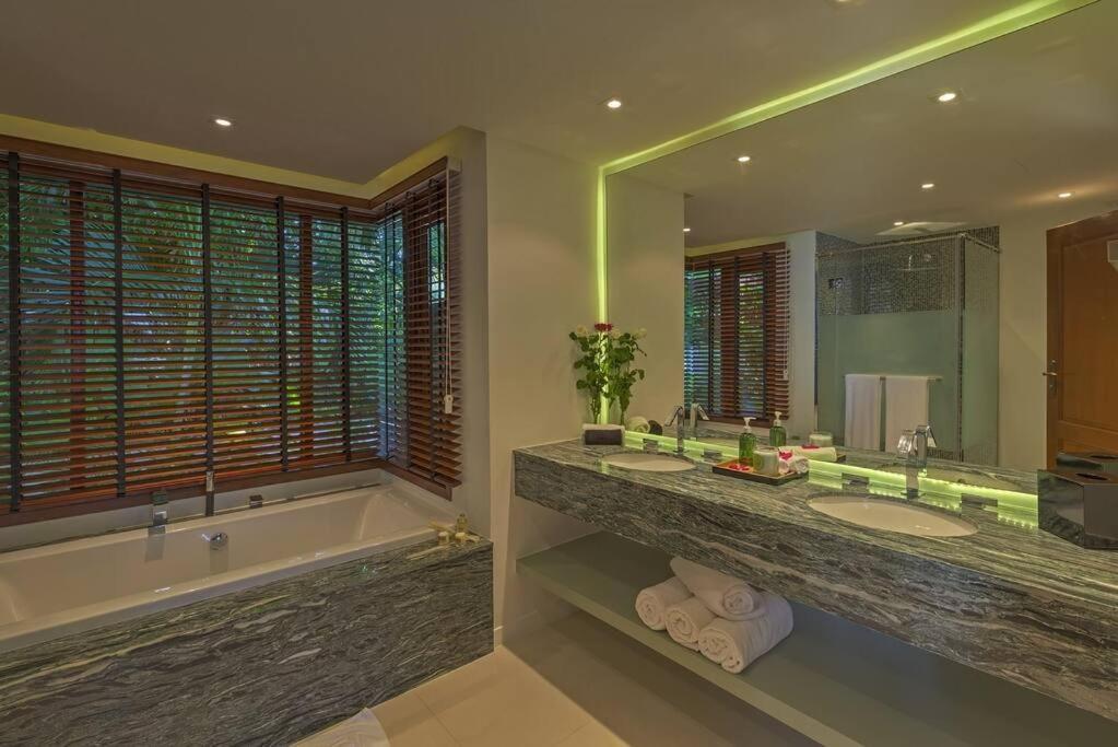Villa Sunyata - Phuket Oceanfront 8-bedroom Luxury - 5-minute Walk To