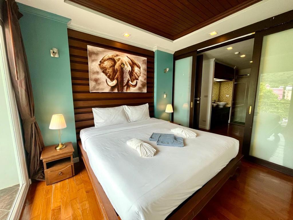 639 2 Bedroom Contemporary Teak Wood