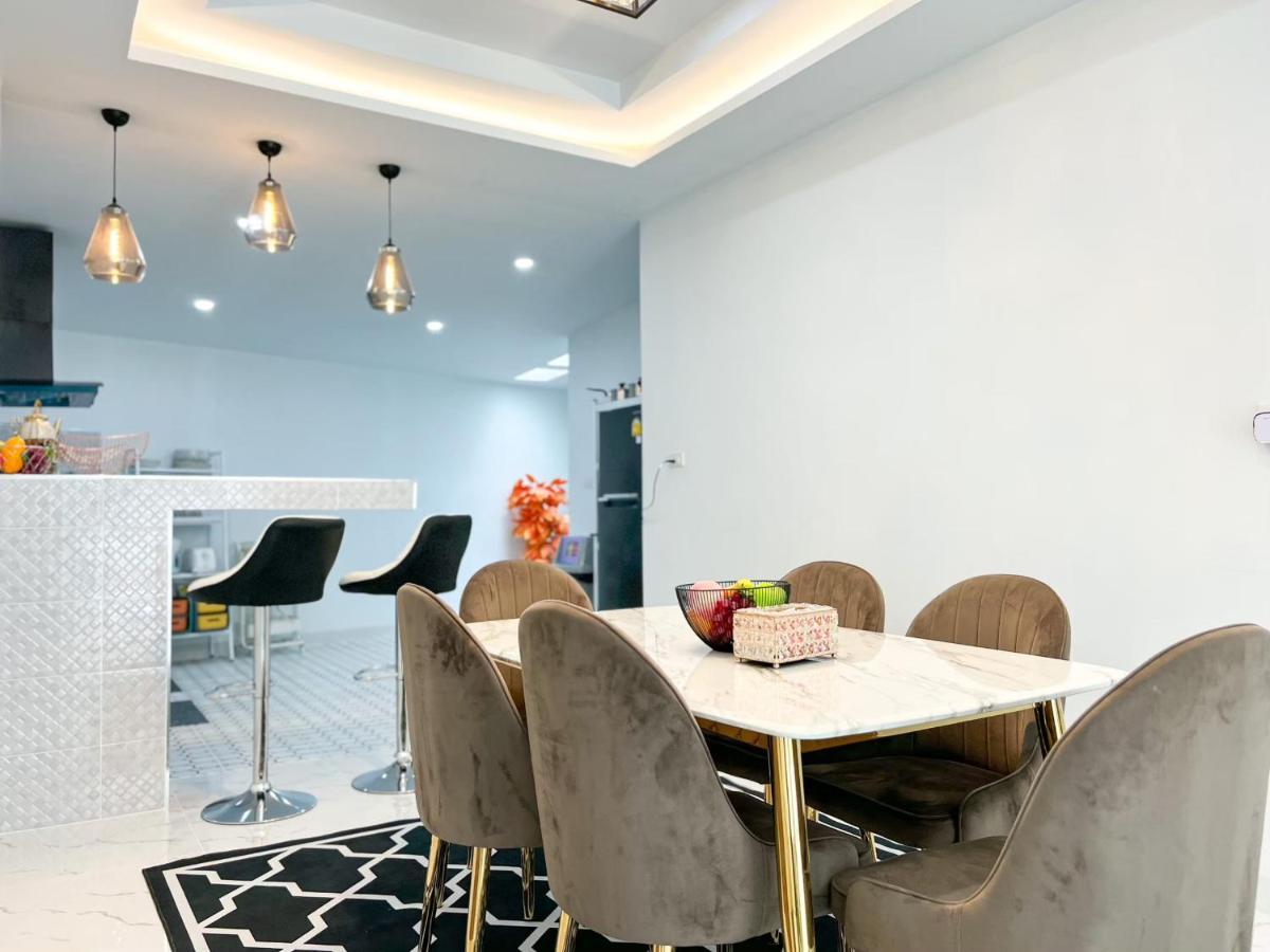 Villa Modern Luxury House In Phuket Town