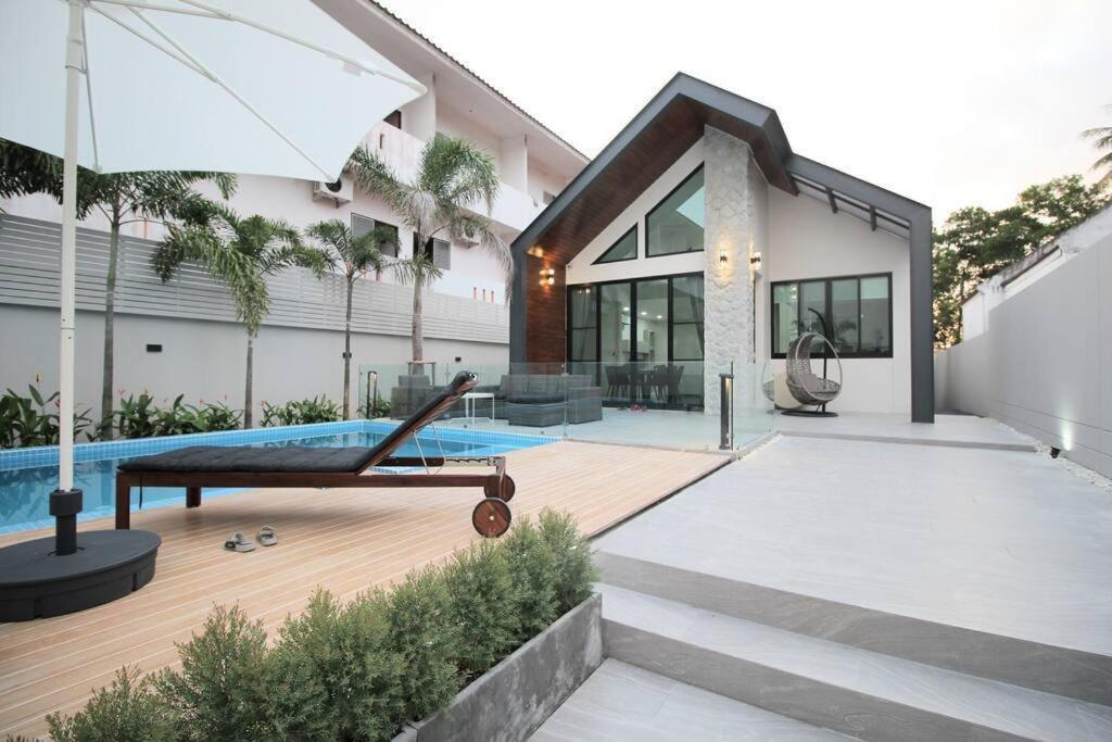 Stylish Pool - 10 Minutes Walk To The