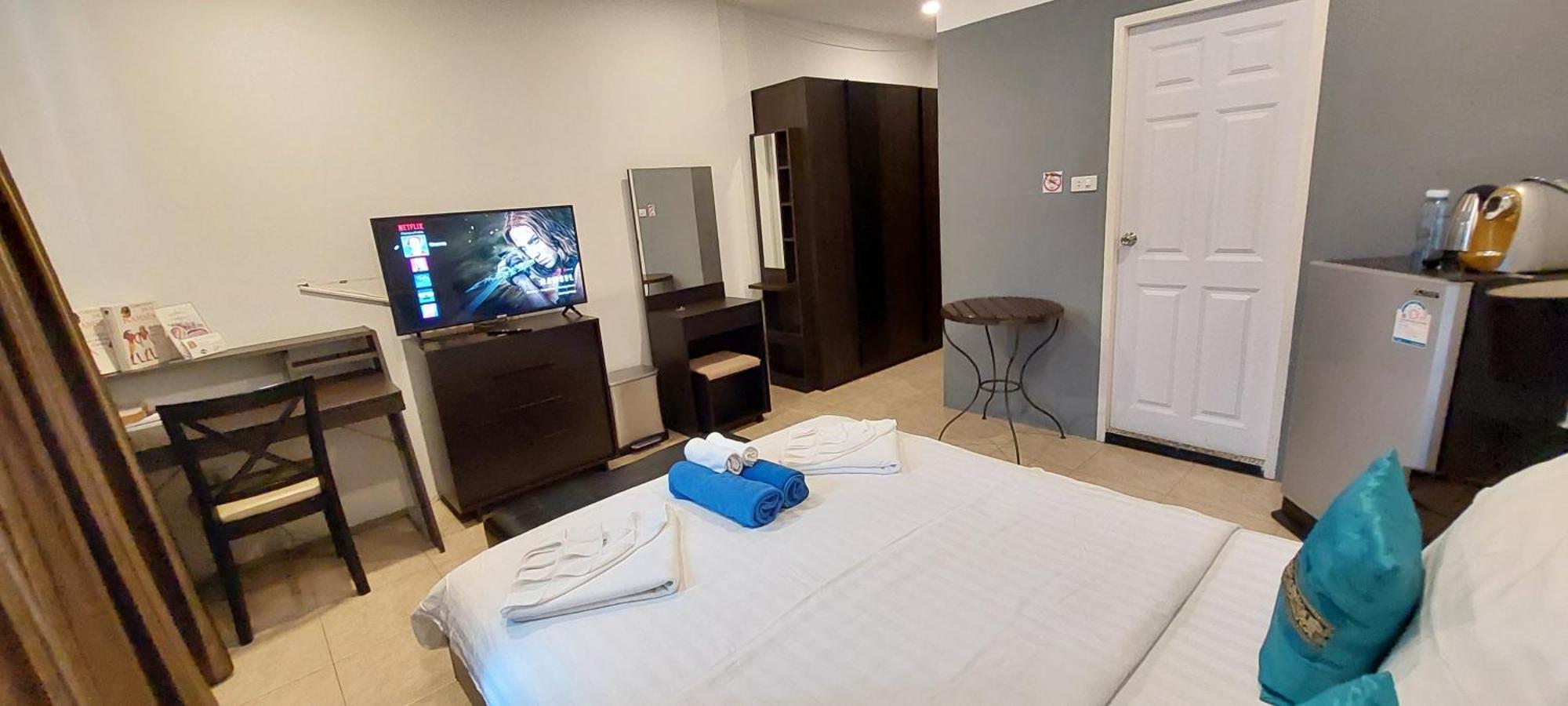 Cafe De Paris Guest house Patong