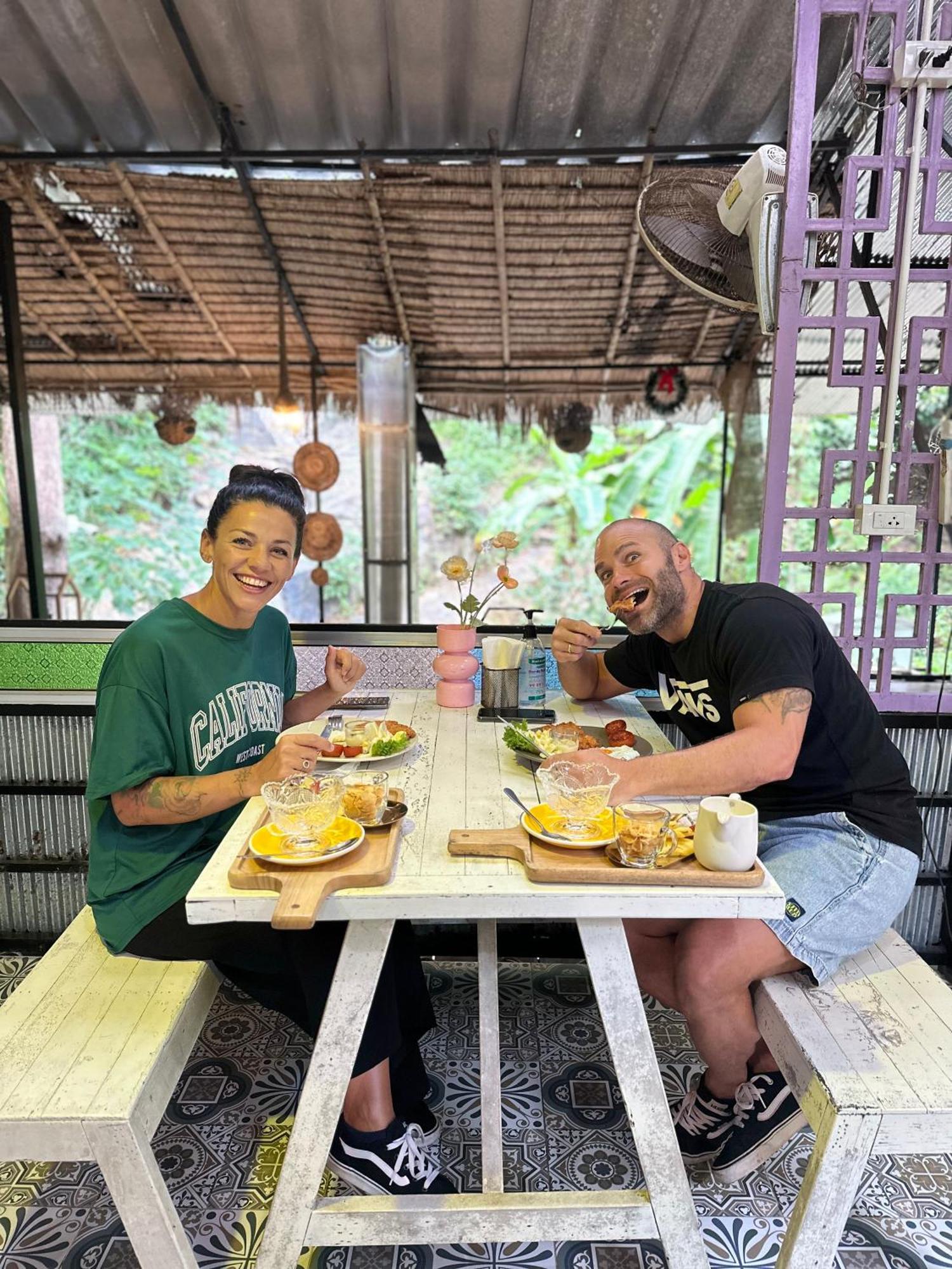 Katil Nua Tone & Cafe Pantai Bang Tao