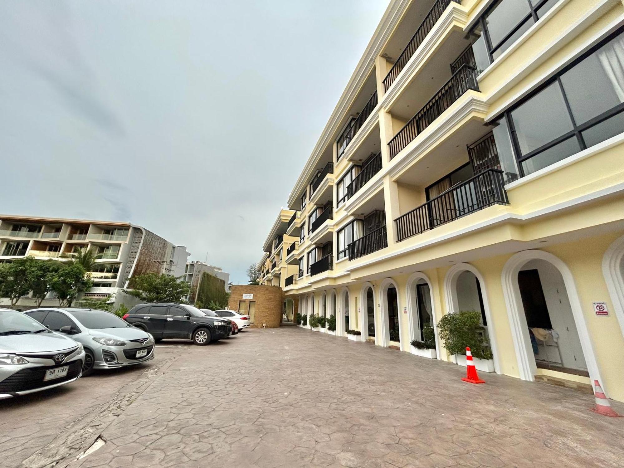 Cozy 2 Bedrooms Walk To Apartment *