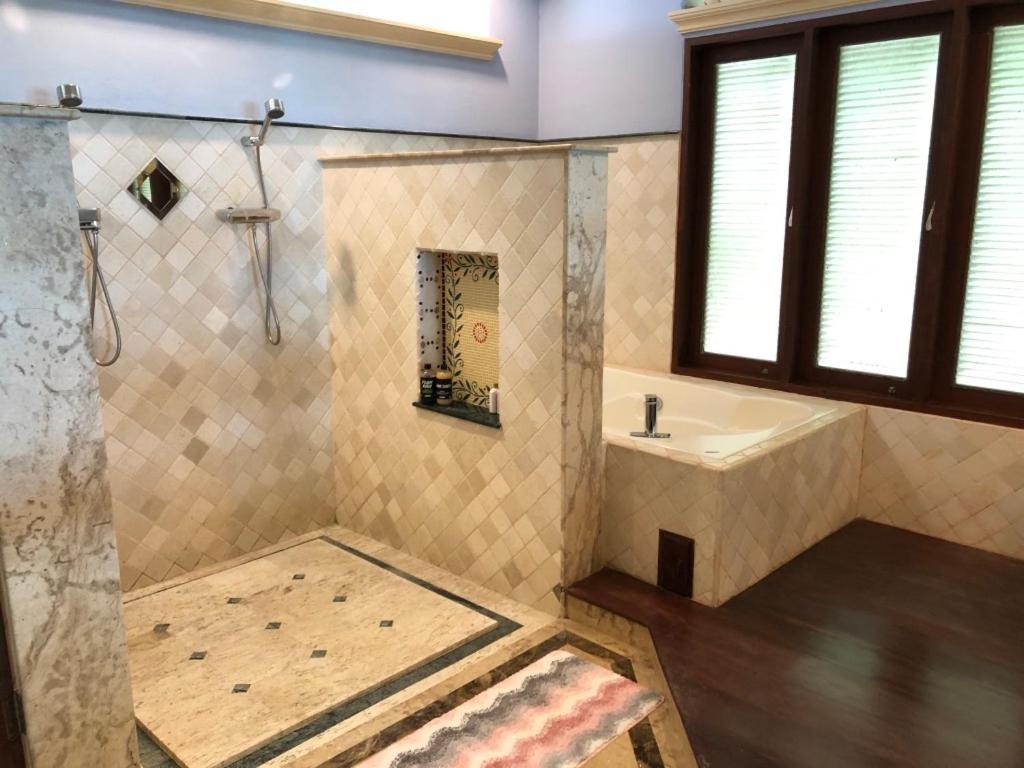 Villa Bali Style 4 Bedroom Beachfront Ao Yon *