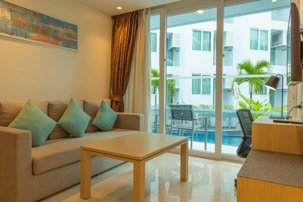Romantic Bar Fine Dinning Swim Up C109 * Ban Saiyuan
