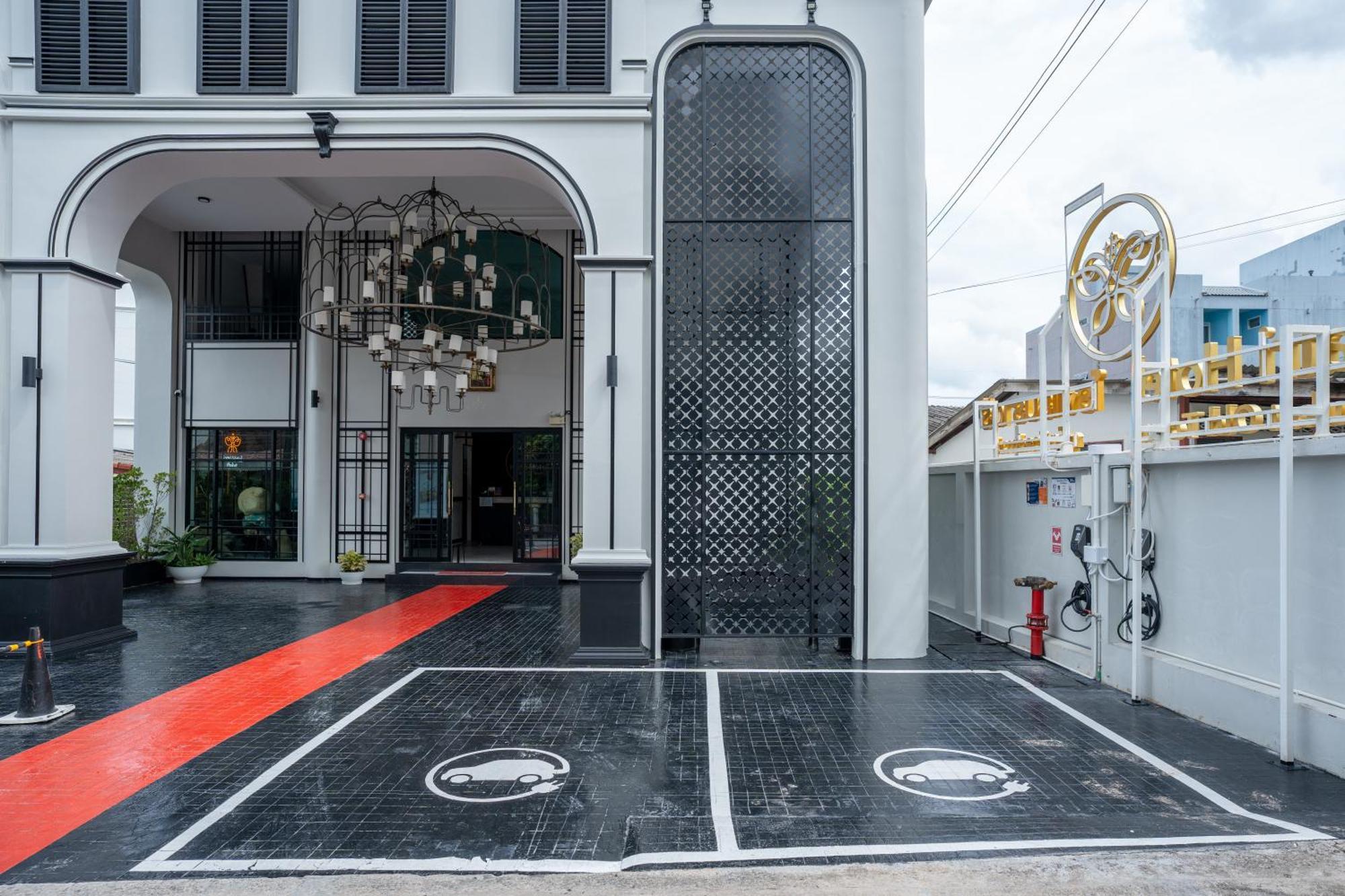 Ratri Old Town Hotel 4*