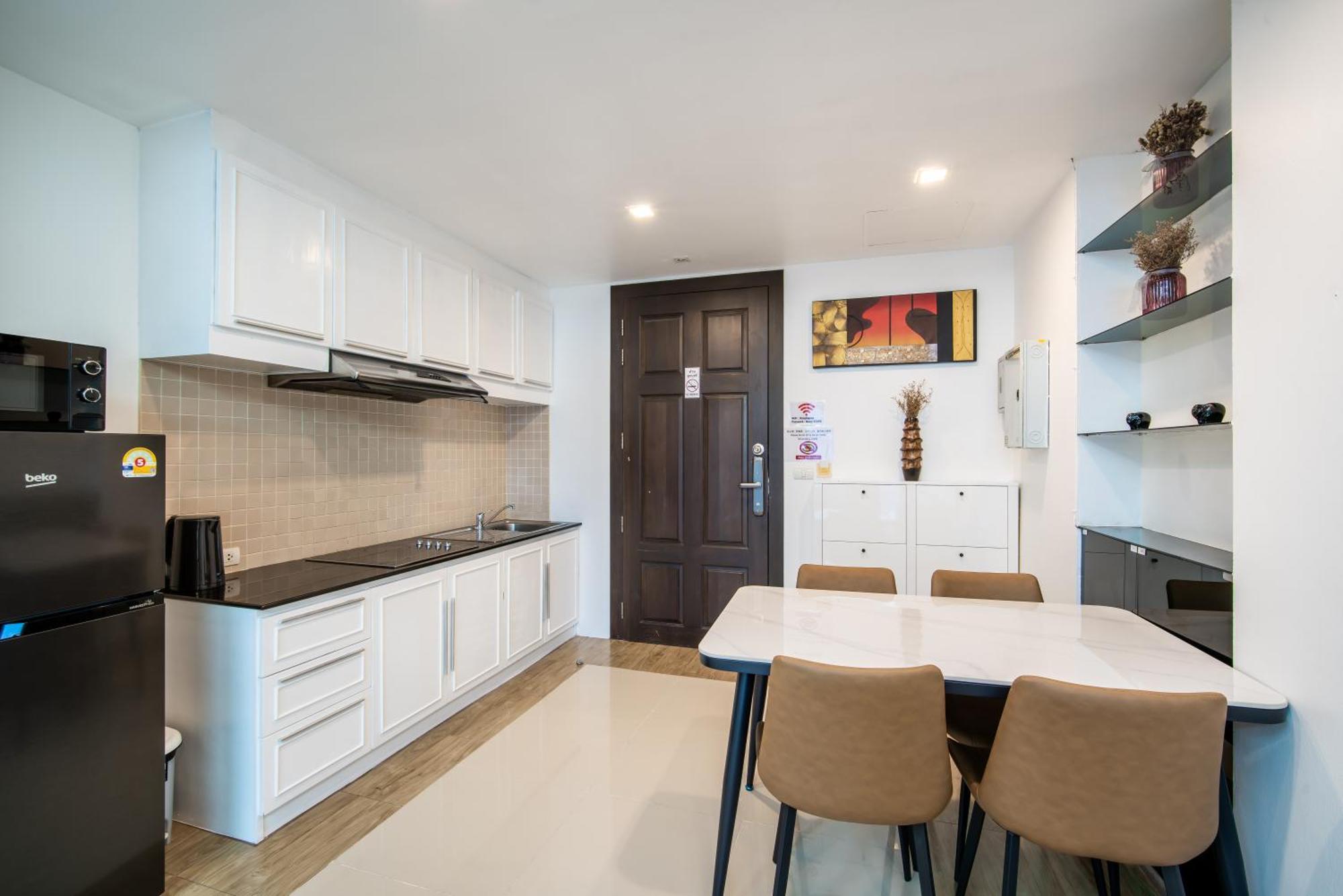 芭东 两卧两卫公寓 近夜市 便利店 有电梯泳池健身房 Apartamento *