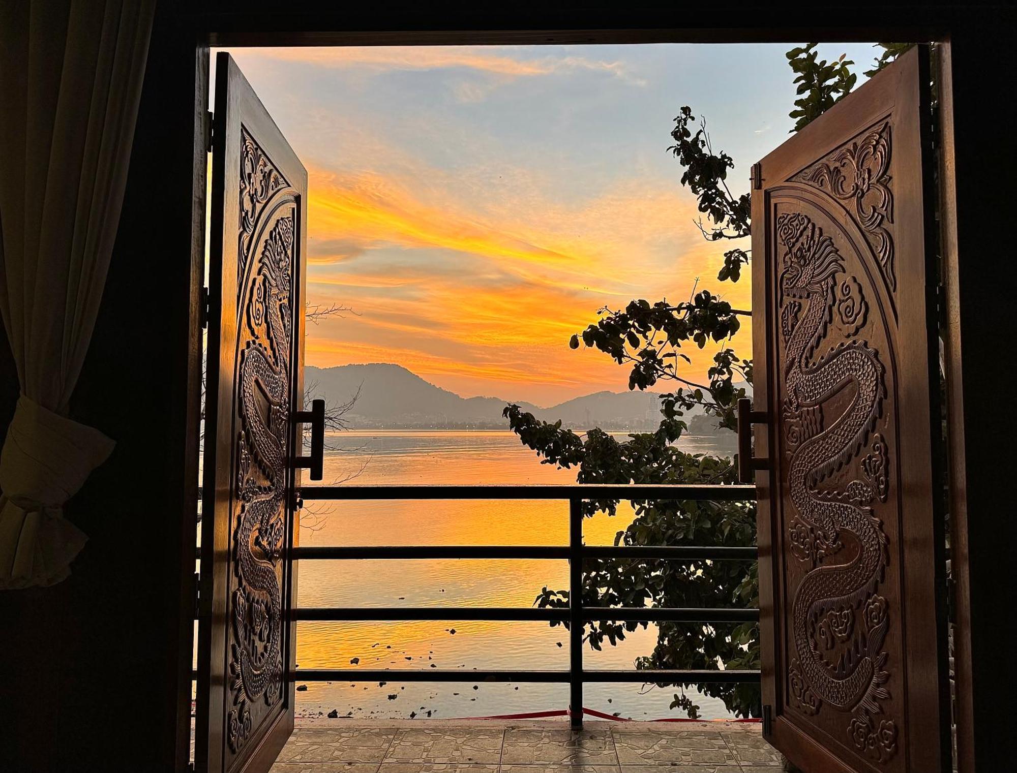 Tri Trang Beachfront With Stunning Views Apartment Patong
