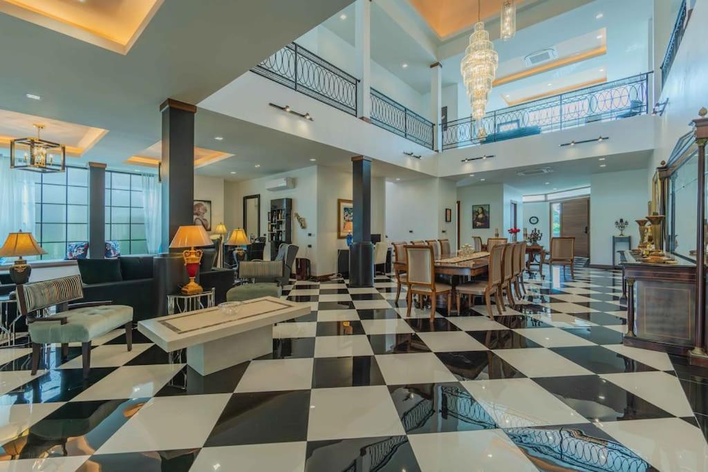 Villa Viola 7 Bedroom, Fully Staffed, On The Golf Course *