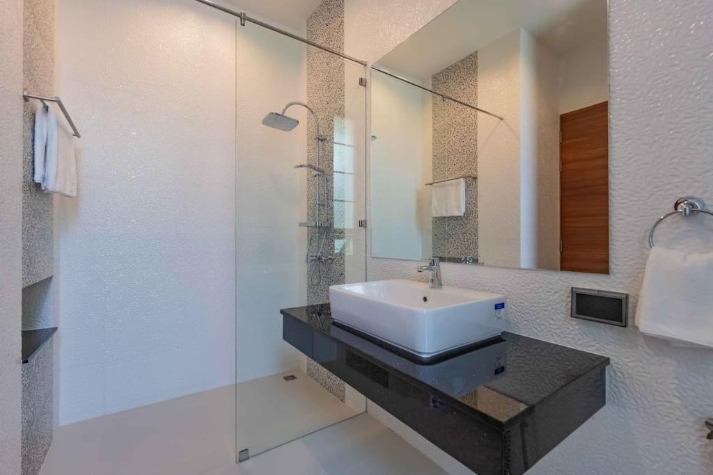 Viola 7 Bedroom, Fully Staffed, On The Golf Course Villa Landkreis Thalang