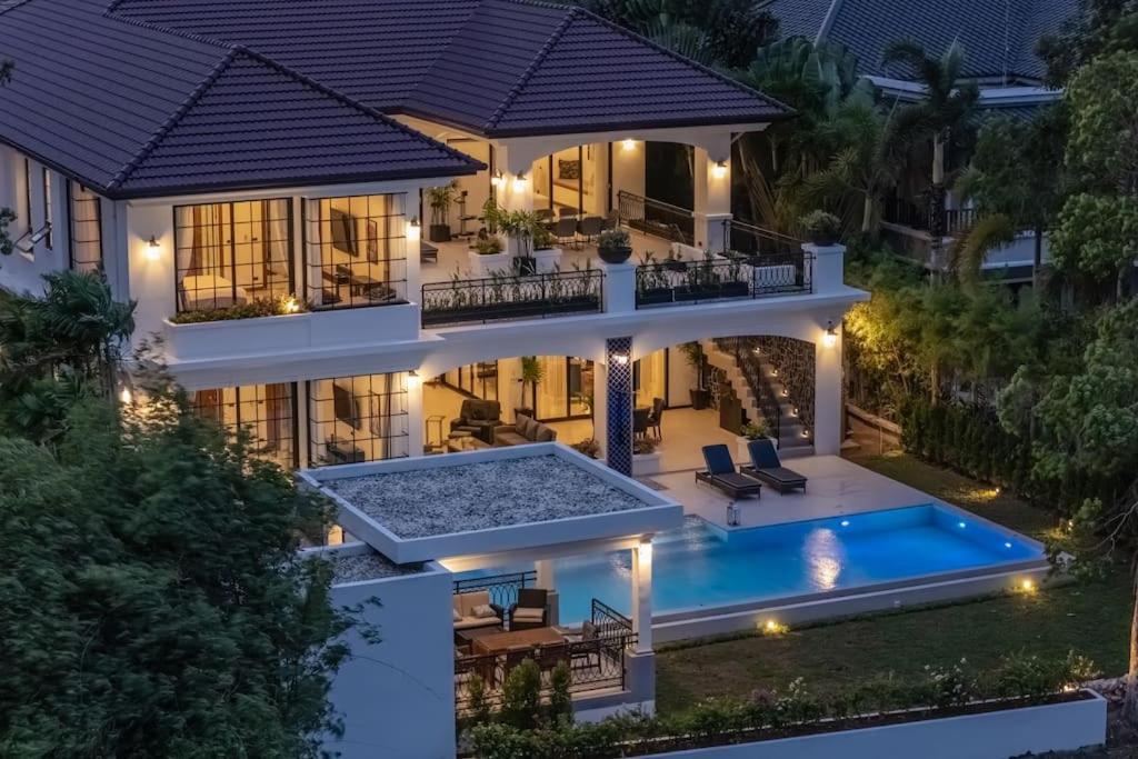 Viola 7 Bedroom, Fully Staffed, On The Golf Course *