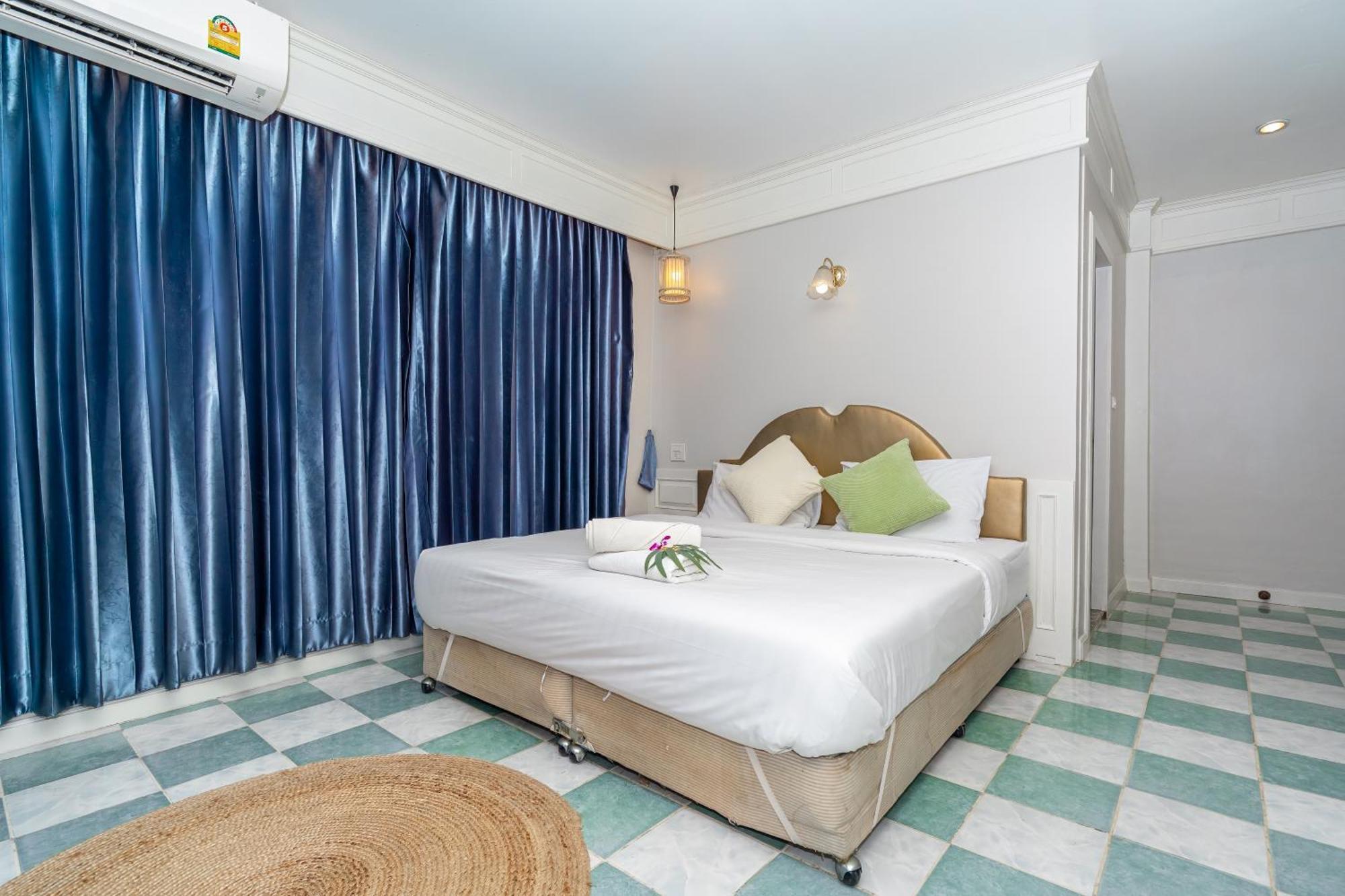 Social & Restaurant Inn Patong