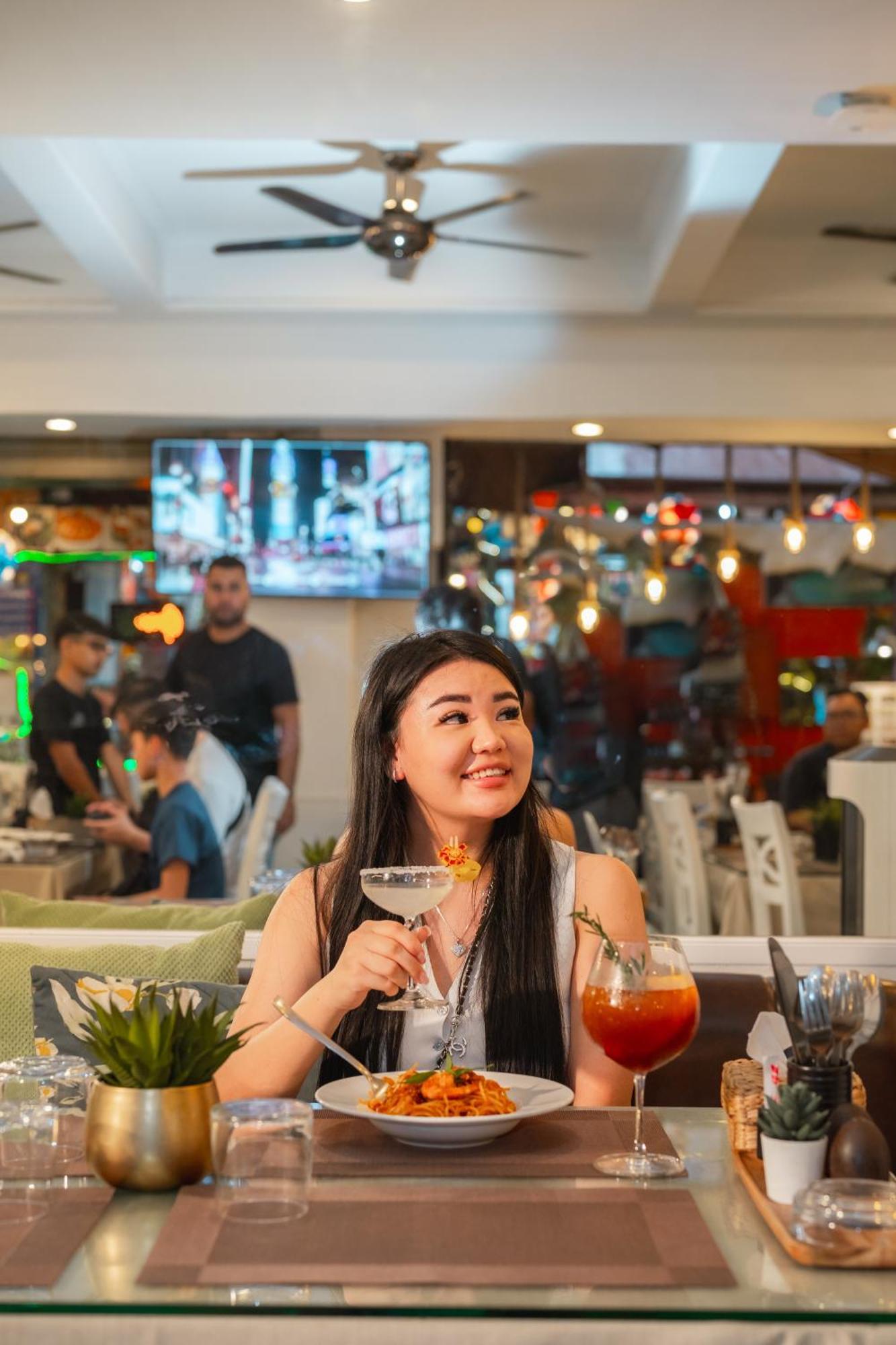 Social & Restaurant Inn *