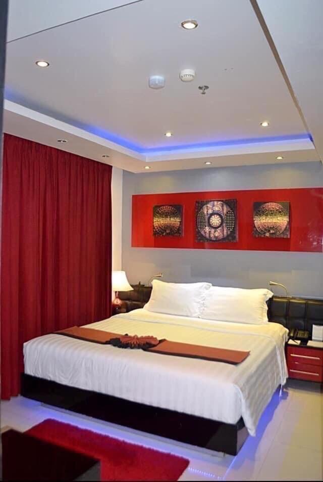 Absolute Bangla 65 Sqm Corner With Jacuzzi Apartment Patong