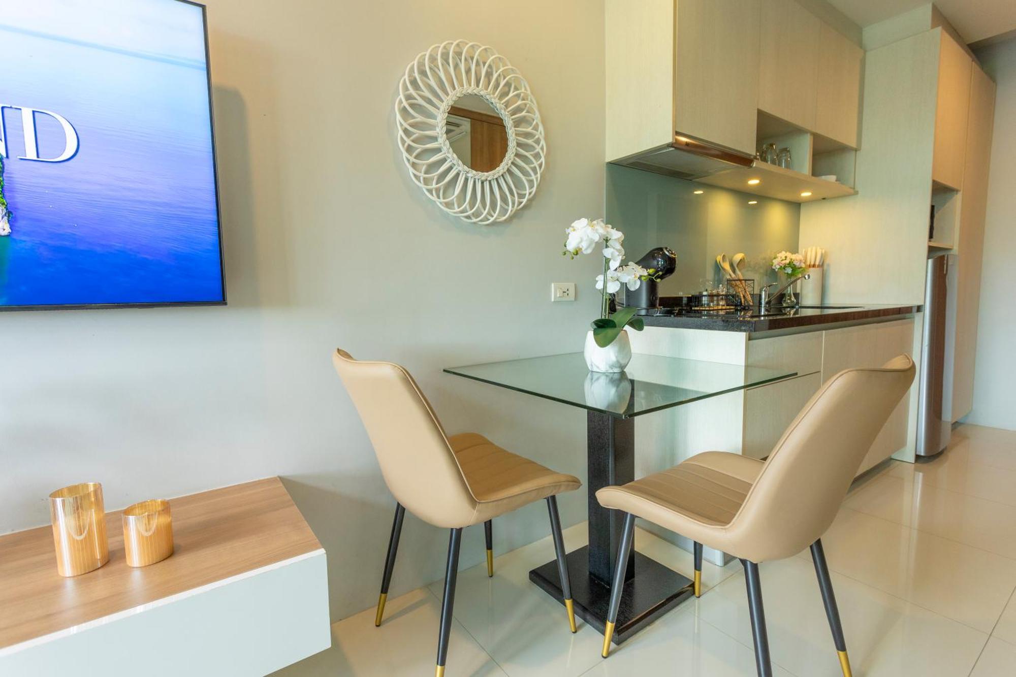 Apartment Pool Access Everything Walking Distance C112 *