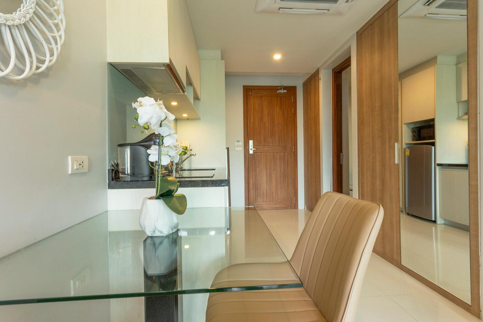 Apartment Pool Access Everything Walking Distance C112 *