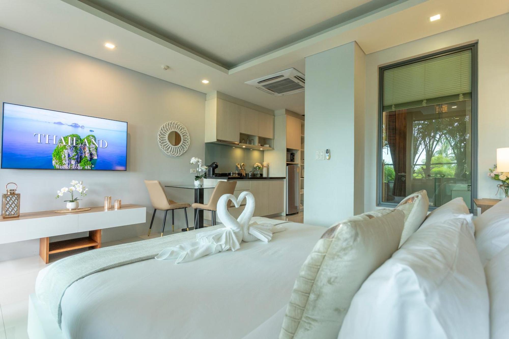 Apartment Pool Access Everything Walking Distance C112 *