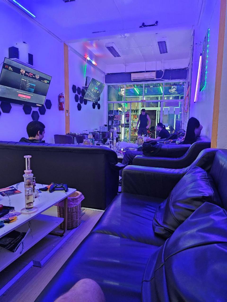 Hostel Planet 77 *
