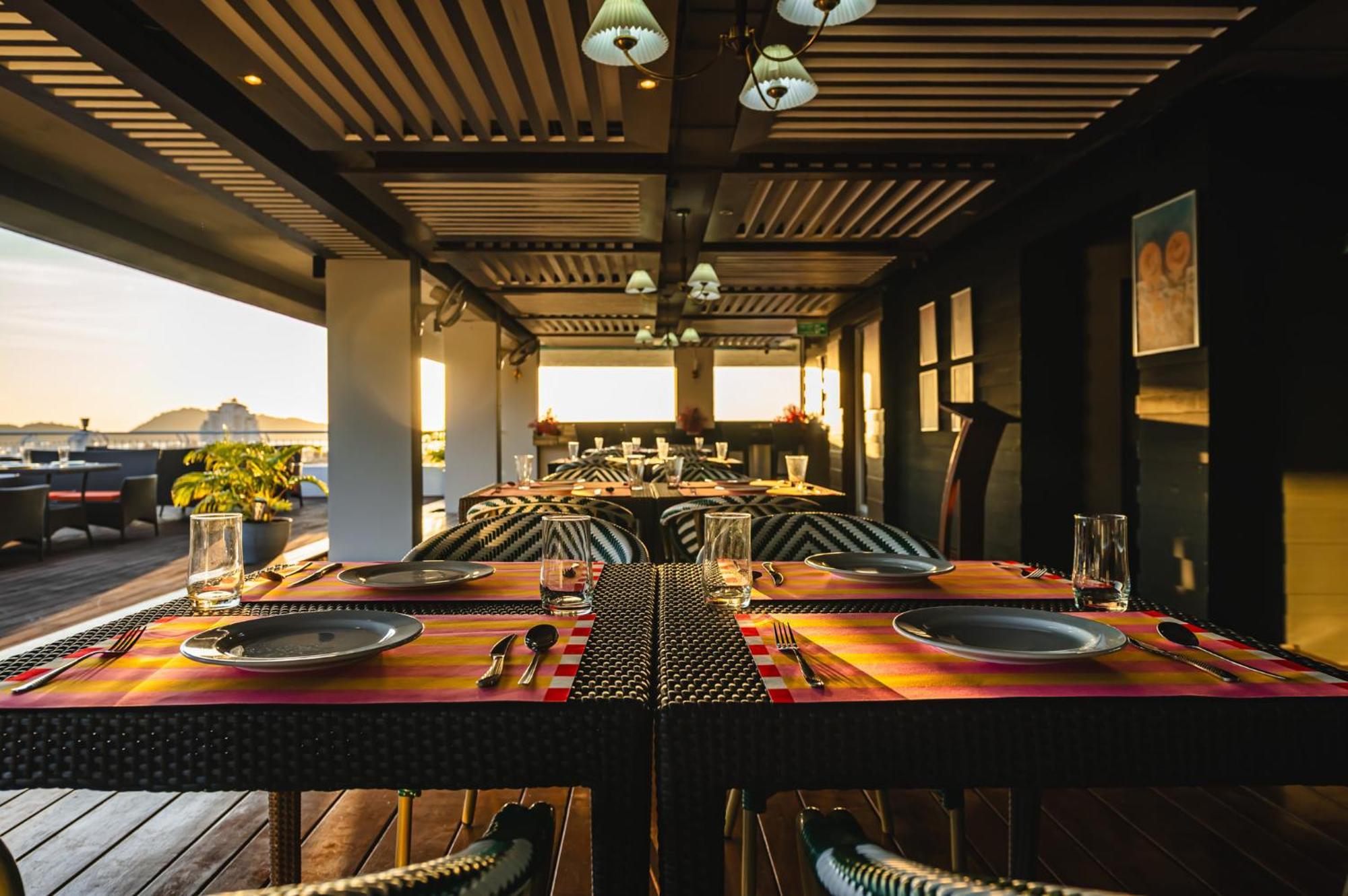 Casa Del M Phuket - Newly Renovated Hotel