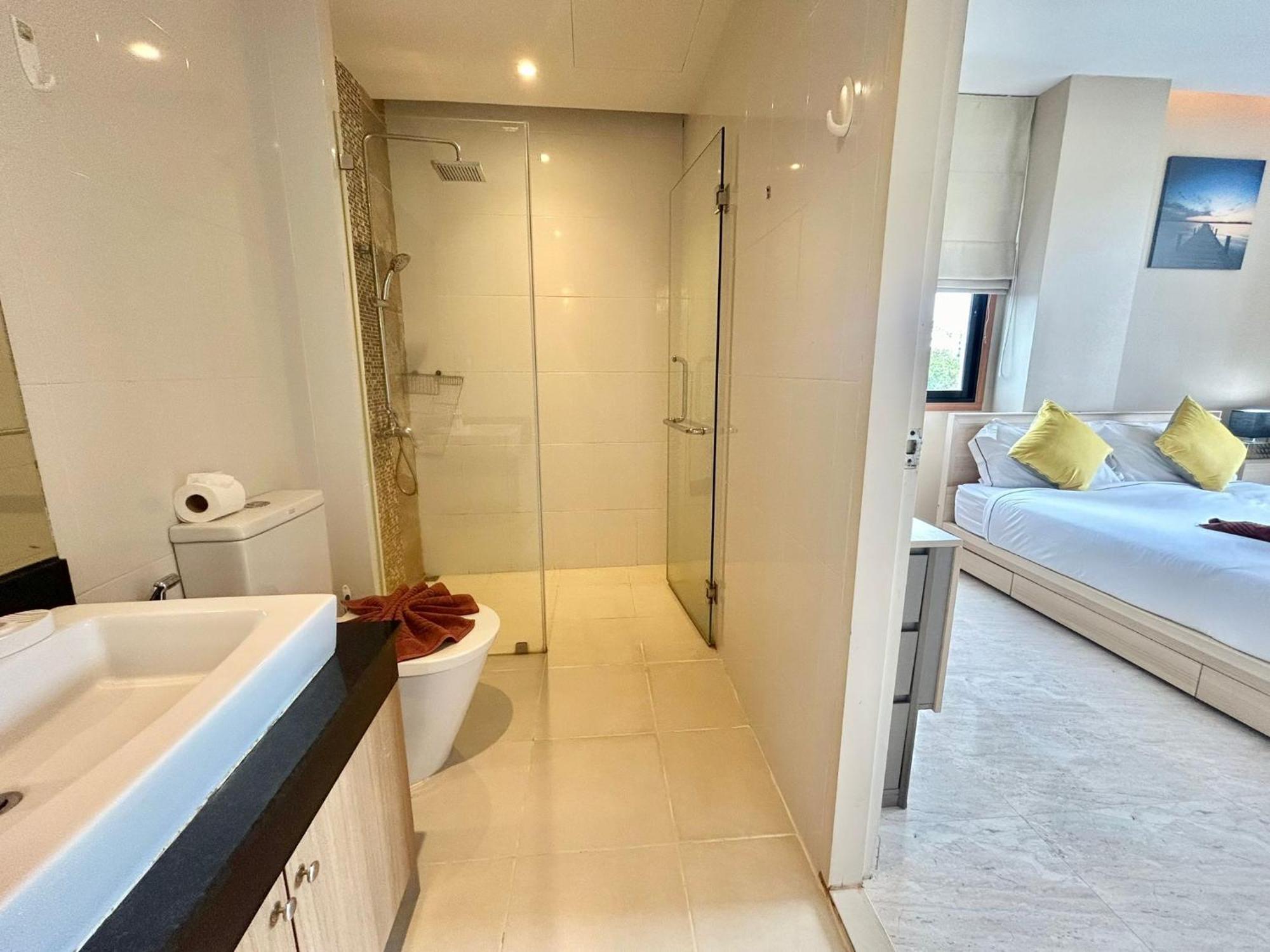 Cozy 2 Bedrooms Walk To Apartment *