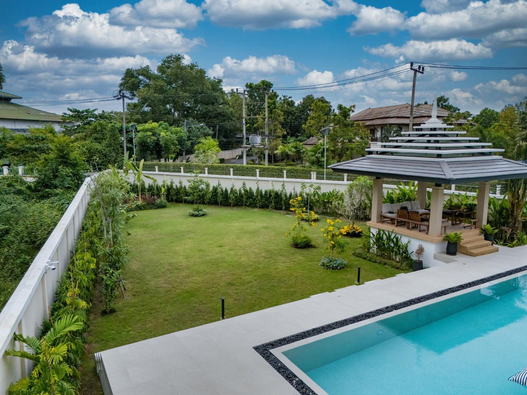 5 Bdr 18 Meter Pool In Laguna *